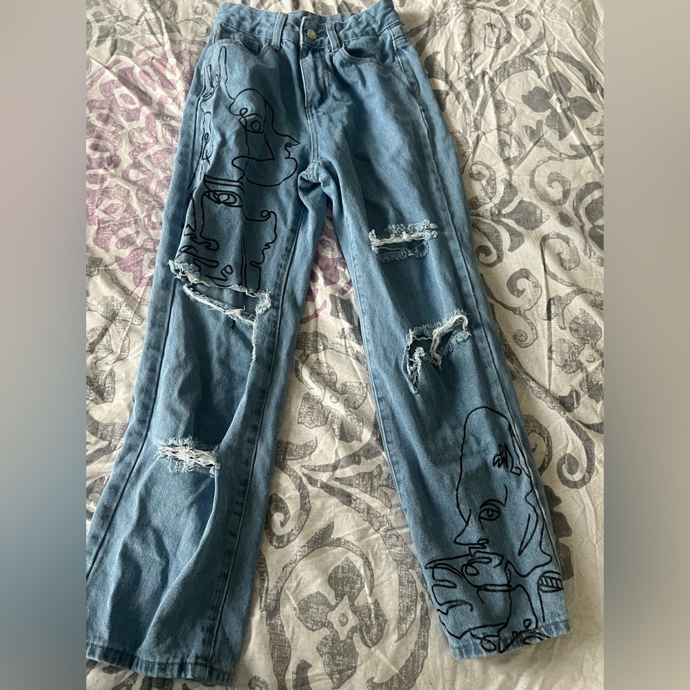 GRAPHIC ripped jeans